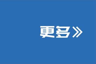 穆勒晒与妻子圣诞树前合照：祝大家圣诞快乐！